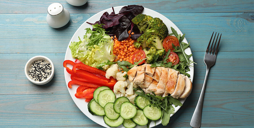 balanced anti-inflammatory diet plate showing foods that help manage stress migraines including leafy greens and omega-3 rich fish